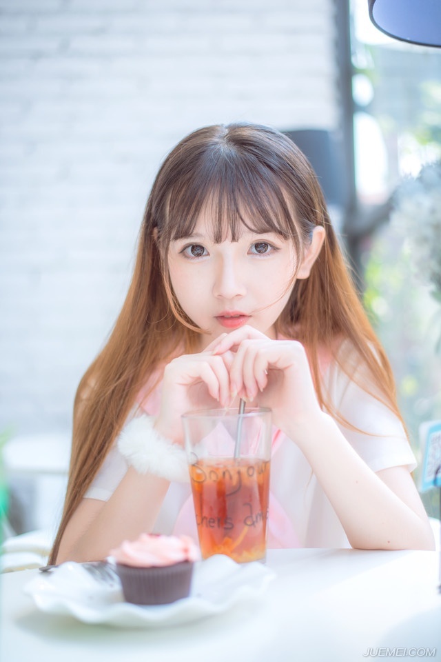 不过弩箭的威力也只能至此了，浑身杀气的荆州军汹涌的从木兽的掩护下涌出来，顶着箭雨和不断飞溅的鲜血，一鼓作气冲到城下，已经残破的攻城梯在随着一名名将士不断攀援而上，不断发出低沉的哀鸣，仿佛随时可能断裂一般，数十丈宽的城关便是战线的全部，无数荆州将士汹涌而上，带着浓稠的血腥气息冲上了城关，与城头的胡人兵马厮杀在一起。